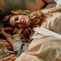 ROMANCE Dekbedovertrekset | Cream Tan 7 ROMANCE Dekbedovertrekset | Cream Tan -Vandyck Winkel Bella en Ziggy in cream tan en Romance