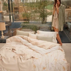 SOOTHING DREAMS XL Dekbedovertrekset | Sand 8 SOOTHING DREAMS XL Dekbedovertrekset | Sand -Vandyck Winkel Soothing Dreams in sand Blossom Breeze in cream tan Pure 07 in earth green Pure 68 in c 67a7abd7 545a 4b52 a622 4591878ac6d0 scaled