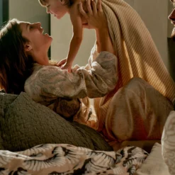 WAKE UP Dekbedovertrekset | Linen -Vandyck Winkel Wake Up in linen badjas Mary